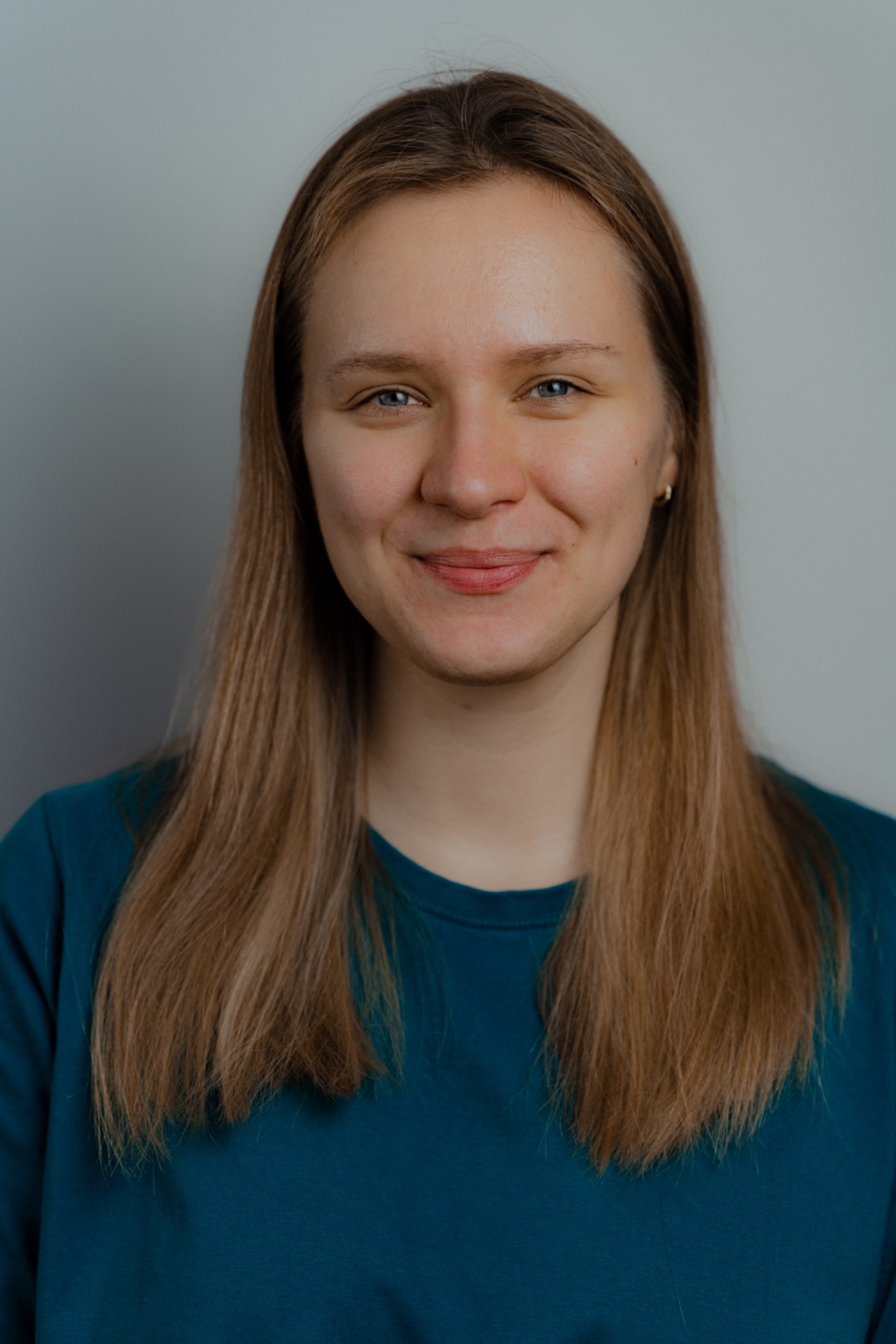 Jestem logopedą, ukończyłam studia licencjackie na Uniwersytecie Gdańskim i Gdańskim Uniwersytecie Medycznym. Doświadczenie zdobywałam poprzez udział w wolontariatach i pracę w gabinetach prywatnych. Swoje kwalifikacje poszerzam poprzez udział w licznych szkoleniach. Szczególnie bliskim dla mnie obszarem w pracy logopedycznej są funkcje i dysfunkcje traktu ustno-twarzowego, m.in. oddychanie, połykanie, żucie i pozycje spoczynkowe jamy ustnej. Zajmuję się również terapią wad wymowy, a także wspieram rozwój mowy dzieci.